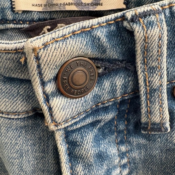 We The Free Vintage Style CRVY High Rise Raw Hem Straight Leg Jeans Size 26 - Picture 4 of 17